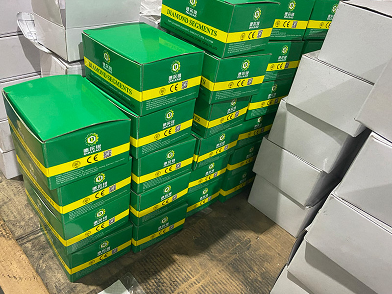 به عنوان پاداشی برای توانایی برجسته تحقیق و توسعه، Dialead Stone Machinery اختراعات زیادی را به‌ویژه برای دستگاه کرب استون و دستگاه پروفایل ستون خودکار به دست می‌آورد.